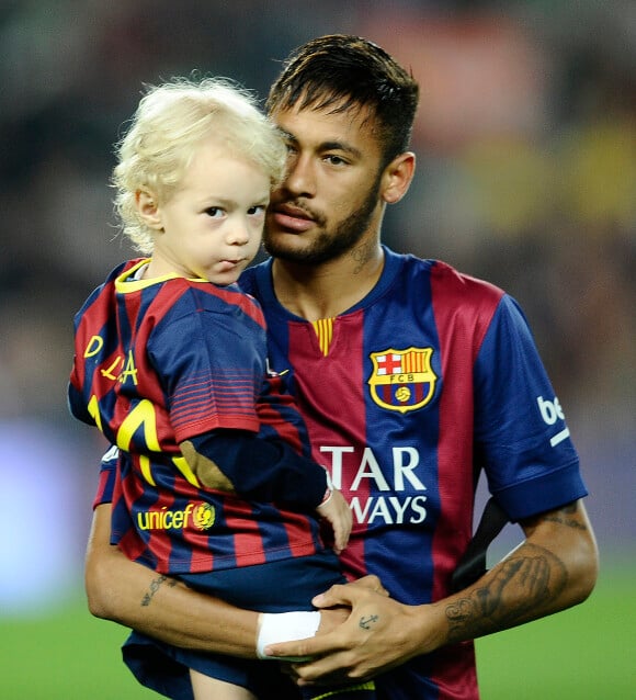 Neymar avec son fils Davi Lucca au Camp Nou à Barcelone, le 1er novembre 2014.
