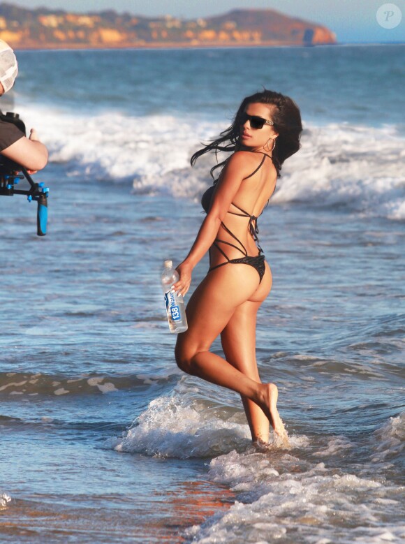 Vivica Mitra lors d'un photoshoot pour 138 Water sur une plage à Malibu, le 30 octobre 2014