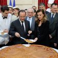  François Hollande et Valérie Trierweiler découpent la galette des rois à l'Elysée le 8 janvier 2014. La dernière photo du couple présidentiel ? 