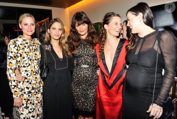 Aimee Mullins, Helena Christensen, Topaz Page-Green, Liv Tyler au Lunchbox Fund's Fall Benefit Dinner à New York le 5 novembre 2014.