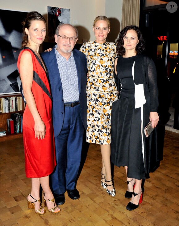 Topaz Page-Green, Salman Rushdie, Aimee Mullins, Rain Phoenix au Lunchbox Fund's Fall Benefit Dinner à New York le 5 novembre 2014.