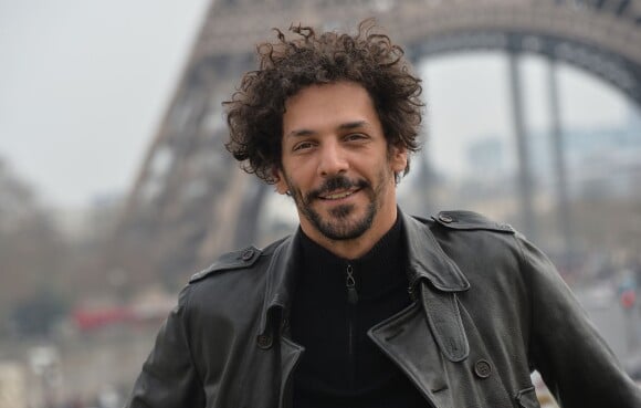 Rencontre avec le comédien Tomer Sisley dans les jardins du Trocadéro à Paris le 15 mars 2014.