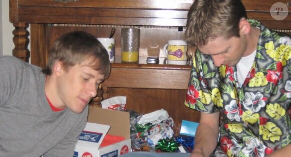 Dustin Lance Black a partagé des photos de lui et son frère, mort en 2012 d'un cancer.
