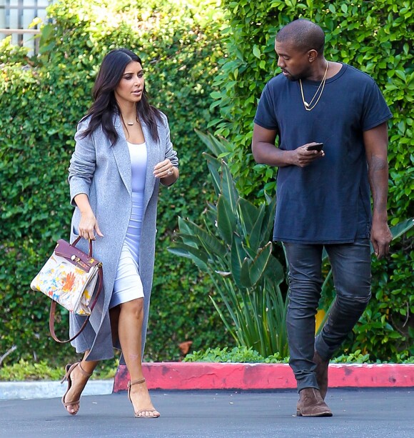 Kim Kardashian, Kanye West et Kris Jenner se rendent à leur bureau à Woodland Hills. Kim porte fièrement le sac Hermès peint à la main par sa fille North pour son anniversaire! Le 10 novembre 2014