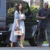 Kim Kardashian, Kanye West et Kris Jenner se rendent à leur bureau à Woodland Hills. Kim porte fièrement le sac Hermès Herbag peint à la main par sa fille North pour son anniversaire ! Le 10 novembre 2014