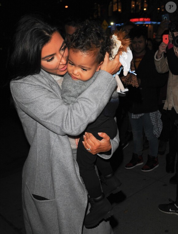 Kim Kardashian et sa fille North se promènent dans les rues de New York, le 7 novembre 2014