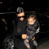 Kim Kardashian et sa fille North arrivent à l'aéroport de LAX à Los Angeles, le 5 novembre 2014
