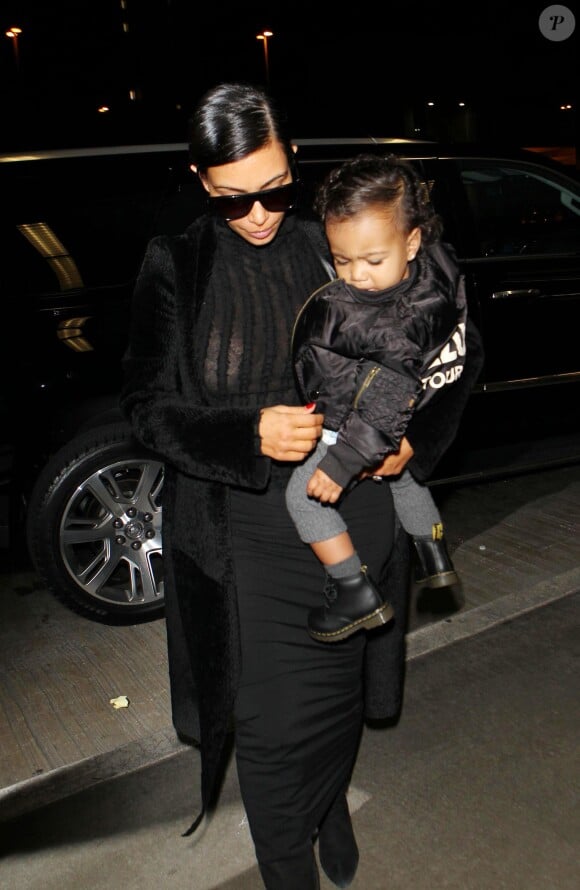 Kim Kardashian et sa fille North arrivent à l'aéroport de LAX à Los Angeles, le 5 novembre 2014