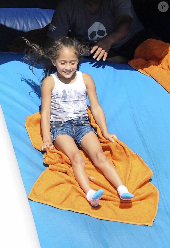 Jennifer Lopez et ses enfants Max et Emme s'amusent dans un jardin de citrouilles à Los Angeles. Octobre 2014