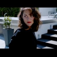 Marion Cotillard : Danseuse et chanteuse inattendue dans un spot surréaliste