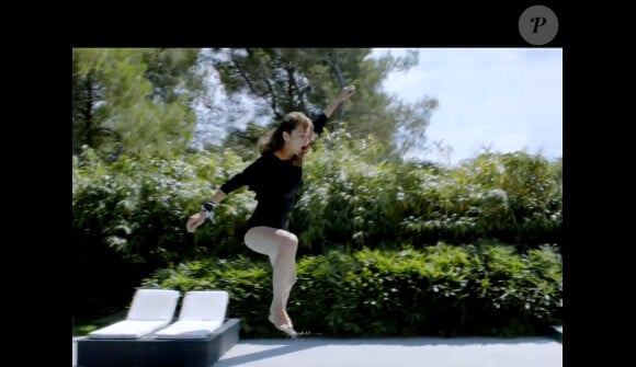 Marion Cotillard dans le clip Enter the games, pousse la chansonnette pour un spot de la maison Dior et défie les lois de la gravité