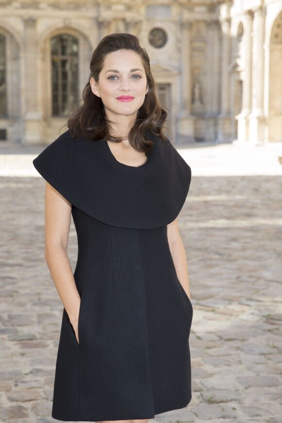 Marion Cotillard (habillée en Dior) - People au défilé de mode "Christian Dior", collection prêt-à-porter printemps-été 2015, à Paris. Le 26 septembre 2014