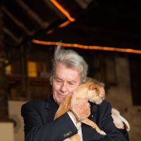 Alain Delon épris d'une chienne au côté de Hugh Grant, doux comme son agneau