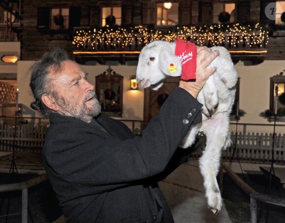 Franco Nero avec un agneau à l'inauguration du marché de Noël à Salzbourg en Autriche le 11 novembre 2014.