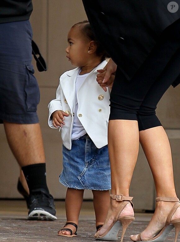 Kim Kardashian et sa fille North, adorable dans sa petite veste Balmain, une jupe en denim et des sandales, assistent à la baby shower de Kourtney à l'hôtel Montage Beverly Hills. Beverly Hills, le 12 novembre 2014.