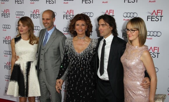 Sophia Loren entourée de ses fils Edoardo Ponti et sa femme Sasha Alexander, Carlo Ponti et sa femme Andrea Meszaros Ponti - Soirée hommage à Sophia Loren lors du AFI FEST à Hollywood, le 12 novembre 2014.