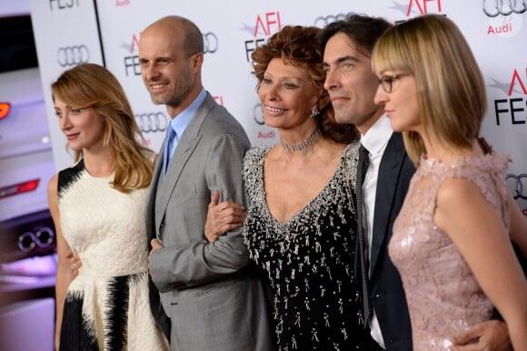 Sasha Alexander, Edoardo Ponti, Sophia Loren, Carlo Ponti et Andrea Meszaros Ponti lors du AFI FEST à Hollywood, le 12 novembre 2014.