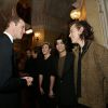 Kate Middleton, enceinte et sublime dans une robe Diane von Furstenberg, et le prince William, qui salue Harry Styles et les One Direction, assistaient le 13 novembre 2014, pour la première fois, à la Royal Variety Performance au Théâtre Palladium, à Londres.