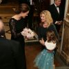 Kate Middleton, enceinte et sublime dans une robe Diane von Furstenberg, qui reçoit ici des fleurs à son arrivée, et le prince William assistaient le 13 novembre 2014, pour la première fois, à la Royal Variety Performance au Théâtre Palladium, à Londres.