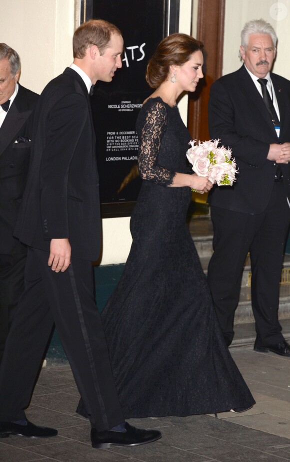 De profil, un baby bump commence à être perceptible... Kate Middleton, enceinte et sublime dans une robe Diane von Furstenberg, assistait avec le prince William, pour la première fois, au gala Royal Variety Performance le 13 novembre 2014, au Palladium à Londres.