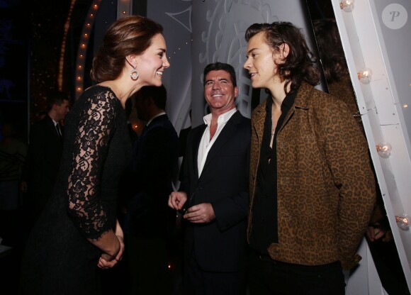 La duchesse rencontre Harry Styles. Kate Middleton, enceinte et sublime dans une robe Diane von Furstenberg, assistait avec le prince William, pour la première fois, au gala Royal Variety Performance le 13 novembre 2014, au Palladium à Londres.