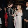 La duchesse salue Ellie Goulding. Kate Middleton, enceinte et sublime dans une robe Diane von Furstenberg, assistait avec le prince William, pour la première fois, au gala Royal Variety Performance le 13 novembre 2014, au Palladium à Londres.