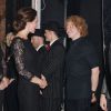 La duchesse salue Mick Hucknall. Kate Middleton, enceinte et sublime dans une robe Diane von Furstenberg, assistait avec le prince William, pour la première fois, au gala Royal Variety Performance le 13 novembre 2014, au Palladium à Londres.