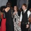 La duchesse salue Ed Sheeran. Kate Middleton, enceinte et sublime dans une robe Diane von Furstenberg, assistait avec le prince William, pour la première fois, au gala Royal Variety Performance le 13 novembre 2014, au Palladium à Londres.