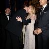 Le prince William salue son amie Ellie Goulding. Kate Middleton, enceinte et sublime dans une robe Diane von Furstenberg, assistait avec le prince William, pour la première fois, au gala Royal Variety Performance le 13 novembre 2014, au Palladium à Londres.