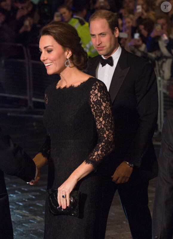 Kate Middleton, enceinte et sublime dans une robe Diane von Furstenberg, assistait avec le prince William, pour la première fois, au gala Royal Variety Performance le 13 novembre 2014, au Palladium à Londres.