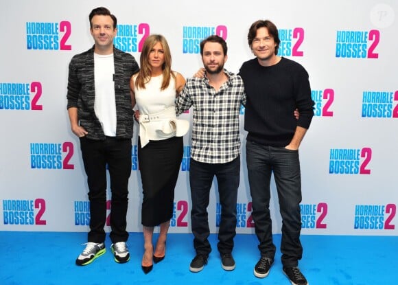 Jason Sudeikis, Jennifer Aniston, Charlie Day et Jason Bateman au photocall du film Comment tuer son boss 2 au Corinthia Hotel à Londres le 13 novembre 2014.