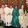 Le roi Mohammed VI du Maroc, son épouse Lalla Salma et leurs enfants le prince Moulay El Hassan et Lalla Khadija posent avec le prince Moulay Rachid et son épouse Lalla Oum Keltoum lors de leur mariage le 13 novembre 2014 au palais royal, à Rabat.