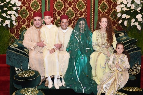 Le roi Mohammed VI du Maroc, son épouse Lalla Salma et leurs enfants le prince Moulay El Hassan et Lalla Khadija posent avec le prince Moulay Rachid et son épouse Lalla Oum Keltoum lors de leur mariage le 13 novembre 2014 au palais royal, à Rabat.