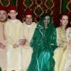Le roi Mohammed VI du Maroc, sa femme Lalla Salma et leurs enfants le prince Moulay El Hassan et Lalla Khadija posent avec le prince Moulay Rachid et son épouse Lalla Oum Keltoum lors de leur mariage le 13 novembre 2014 au palais royal, à Rabat.
