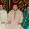 Le roi Mohammed VI du Maroc pose entre les mariés, lors du mariage du prince Moulay Rachid du Maroc et de Lalla Oum Keltoum (née Boufares) le 13 novembre 2014 au palais royal de Rabat.