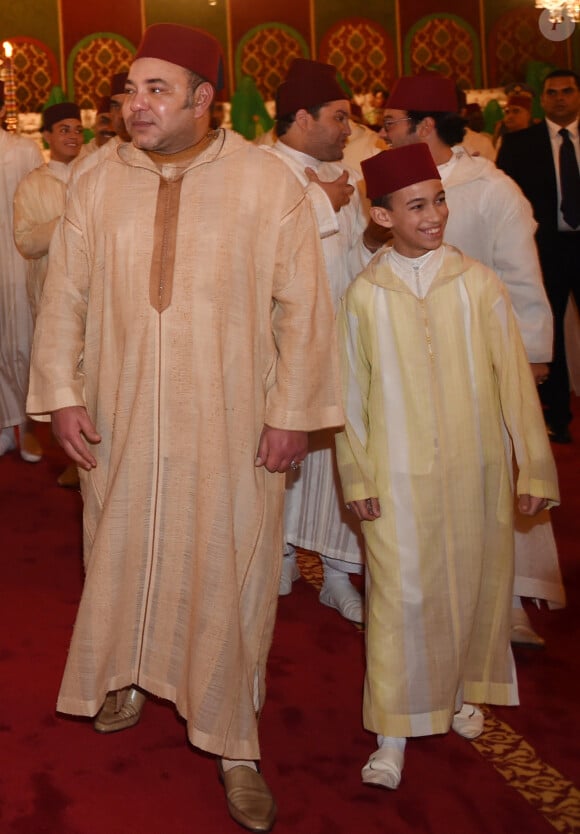 Le roi Mohammed VI du Maroc et son fils le prince héritier Moulay El Hassan au mariage du prince Moulay Rachid du Maroc et de Lalla Oum Keltoum (née Boufares) le 13 novembre 2014 au palais royal de Rabat.