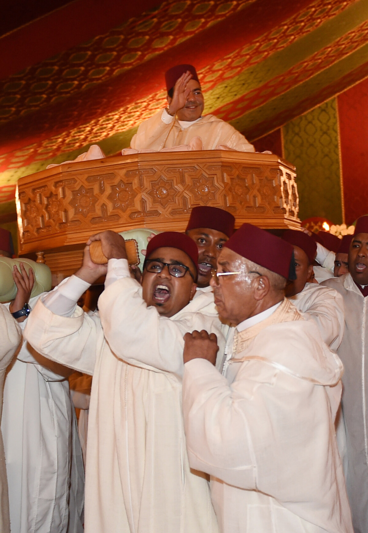 Photo : Le prince Moulay Rachid porté sur l'ammariya. Mariage du prince ...