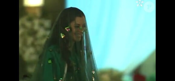 Lalla Oum Keltoum (née Boufares) souriante lors de son mariage avec le prince Moulay Rachid du Maroc le 13 novembre 2014 au palais royal de Rabat.
