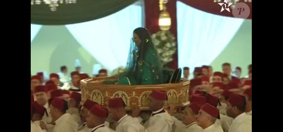 La princesse portée sur l'ammariya. Image du mariage du prince Moulay Rachid du Maroc et de Lalla Oum Keltoum (née Boufares) le 13 novembre 2014 au palais royal de Rabat.