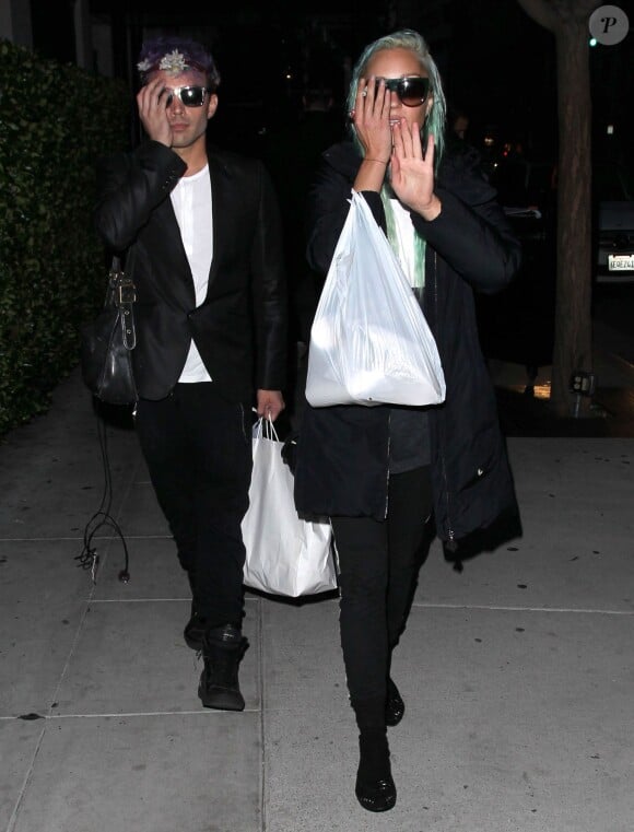 Exclusif - Amanda Bynes à la sortie d'un restaurant avec un ami à Beverly Hills, le 13 novembre 2014. 
