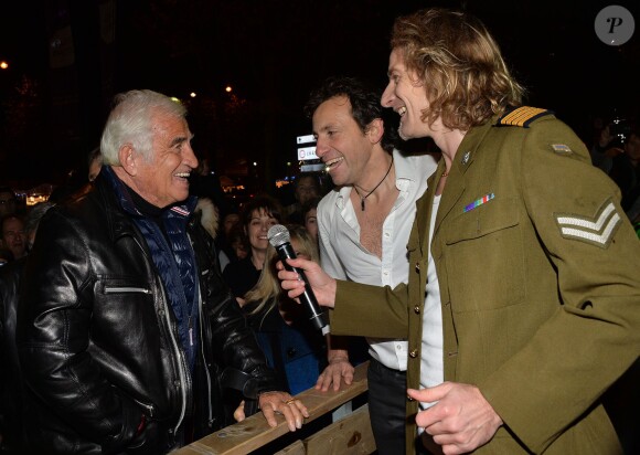 Jean-Paul Belmondo, Philippe Candeloro et Gwendal Peizerat - Hommage aux musiques de film de Jean-Paul Belmondo à l'occasion de l'inauguration du marché de Noël 2014 sur les Champs-Elysées à Paris, le 14 novembre 2014.