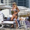 Victoria Silvstedt profite d'un après-midi ensoleillé sur une plage de Miami. Le 14 novembre 2014.