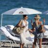 Victoria Silvstedt et son amie mannequin Ingrid Vandebosch profitent d'un après-midi ensoleillé sur une plage de Miami. Le 14 novembre 2014.