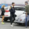 Exclusif - Zac Efron et sa petite amie Sami Miro regardent une Mustang chez un concessionnaire automobile à Cerritos, le 11 novembre 2014.