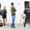 Exclusif - Zac Efron et sa nouvelle petite amie Sami Miro regardent une Mustang chez un concessionnaire automobile à Cerritos, le 11 novembre 2014.