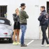 Exclusif - L'acteur Zac Efron et sa nouvelle petite amie Sami Miro regardent une Mustang chez un concessionnaire automobile à Cerritos, le 11 novembre 2014.