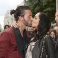 Nabilla et Thomas, stars de l'émission Les Anges de la Télé-Réalité 5, s'embrassent à l'entrée de l'atelier de Jean-Paul Gaultier. Paris, le 3 juillet 2013.