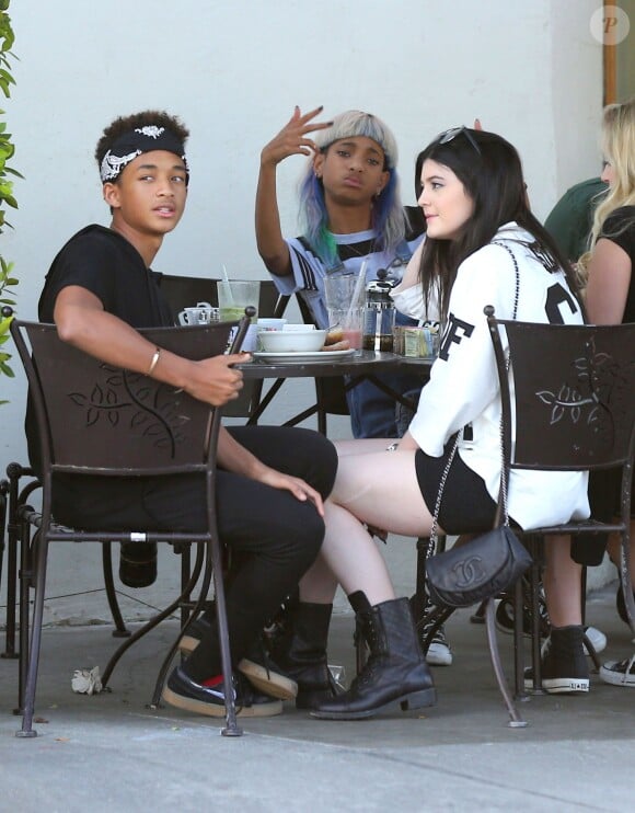 Exclusif - Jaden Smith, accompagné de sa soeur Willow, et Kylie Jenner se sont retrouves au Urth Cafe a West Hollywood le 17 juillet 2013