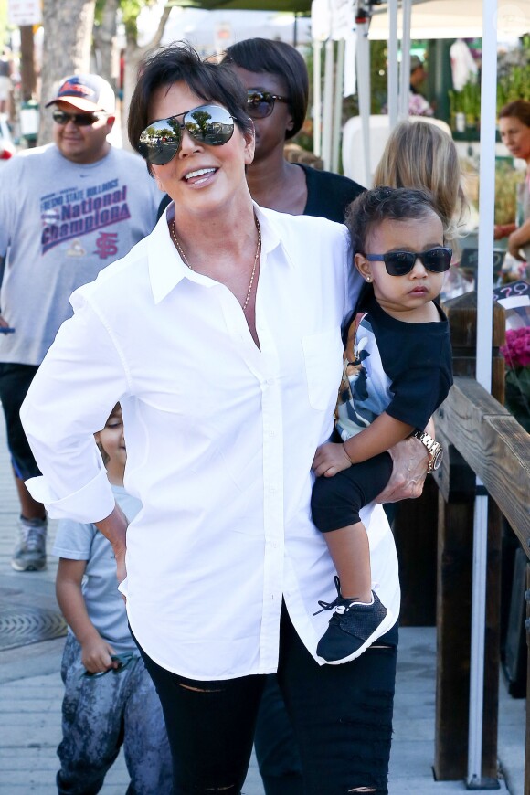 Kris Jenner et sa petite-fille North West à Calabasas, Los Angeles, le 11 octobre 2014.