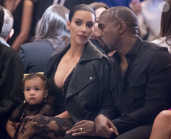 Kim Kardashian, Kanye et North West assistent au défile Givenchy printemps-été 2015. Paris, le 28 septembre 2014.